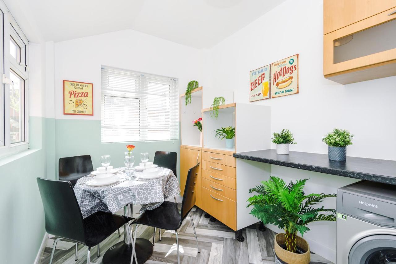 Harley House - Spacious Home With Free Netflix & Parking By Rocketbnb 考文垂 外观 照片